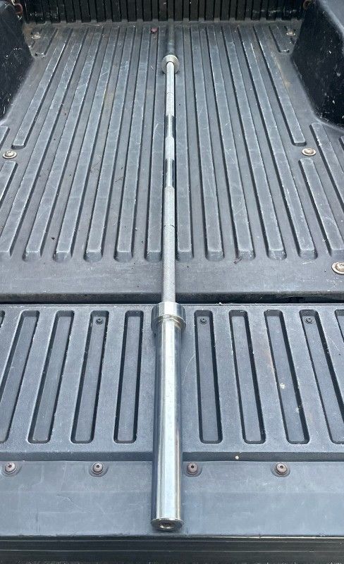 OLYMPIC 7 FOOT / 45 POUND BARBELL BAR. °. *. Looks Great ° *