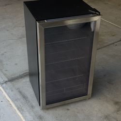 Mini-Refrigerator/Mini-Fridge