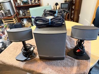 The Bose Companion 5 Multimedia Speaker System with Subwoofer is a high-quality audio solution designed for laptops and desktop computers. With a slee