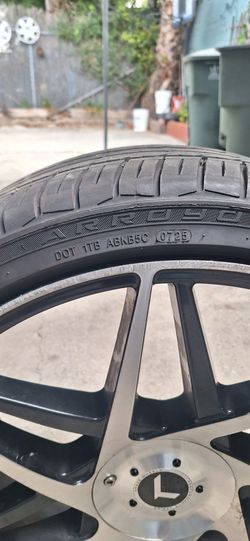 Llantas y rines 20 s ..245/35r20  son de 5 birlos,universales llantas 85%de vida las 4 los rines tienen rayaduras pero no graves