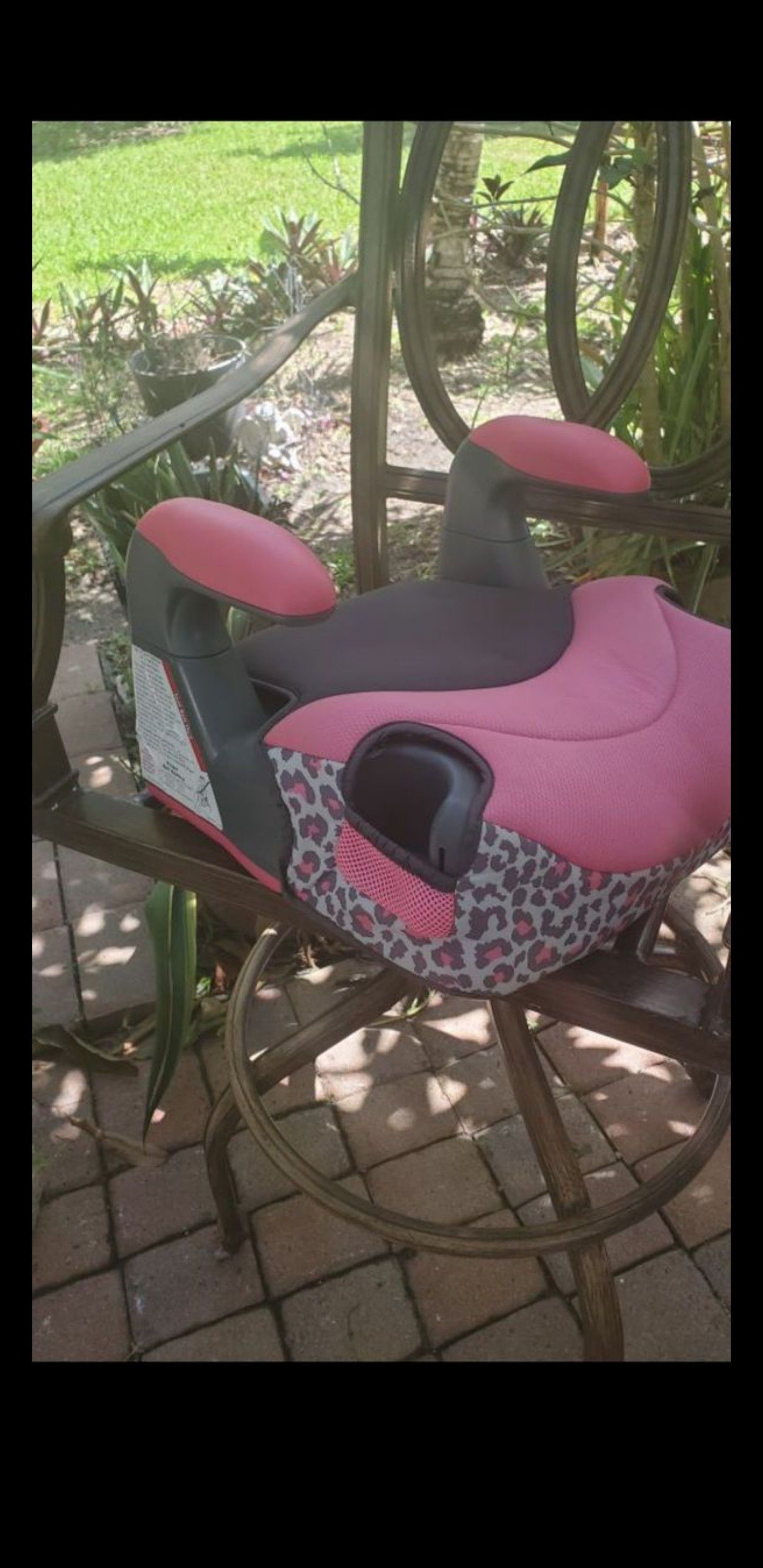 evenflo booster seat pink and grey in great condition baby seat ....LOCATED ON KROME AND SW 200ST