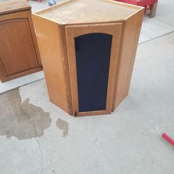 4 cabinet pieces 2 corners 2 regular These are above the scene cabinets