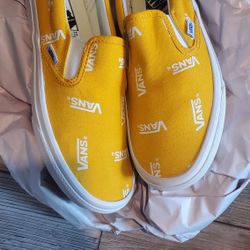Vans Classic Slip On Unisex 
Mens 7.5 / Women 9
(((New)))

Cadmium Yellow True White Logo Repeat