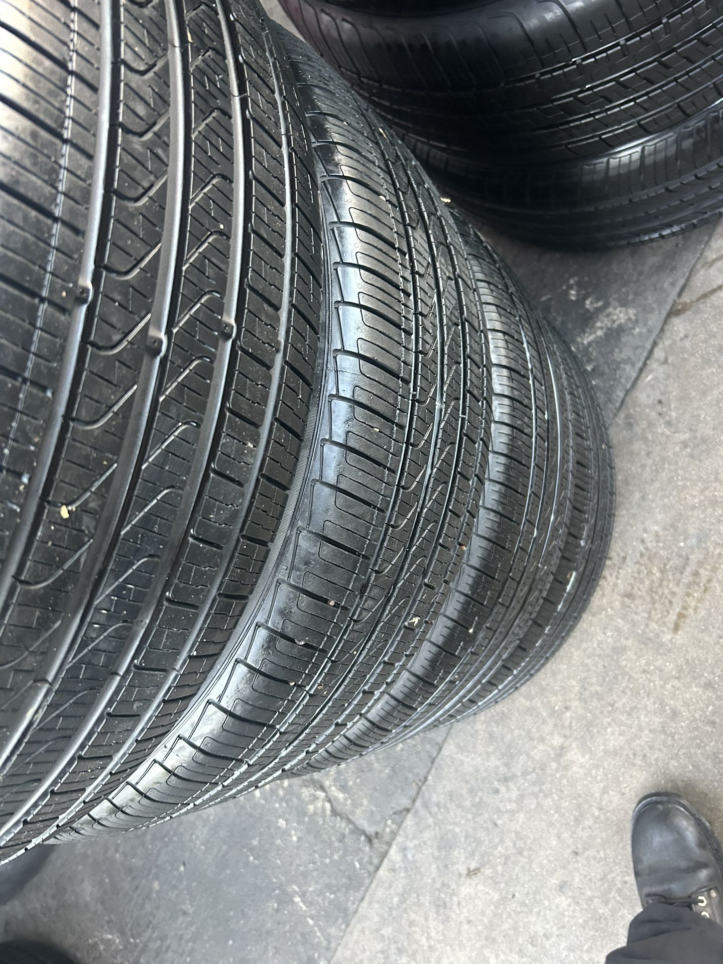 Tengo un set de llantas en muy buenas condiciones marca pirelli cinturato runflat  245 50 R19 intalacion y balanceó por el mismo precio 