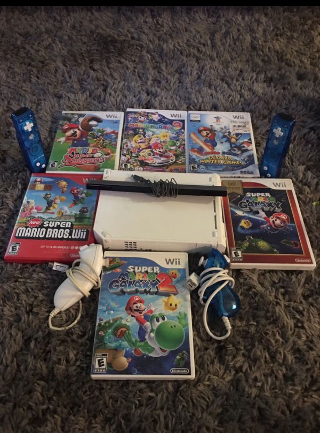 Wii comes with 6 games 2 controllers 2 nunchucks all wires an 1 censer