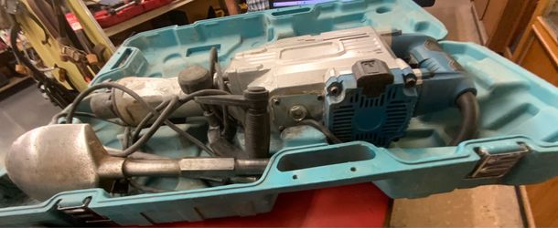 Makita 30lbs demolition hammer