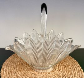 L.E. Smith Vintage Mid-Century Feather Fern Leaf Glass Basket
