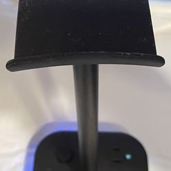 Game note headphone stand with power strip