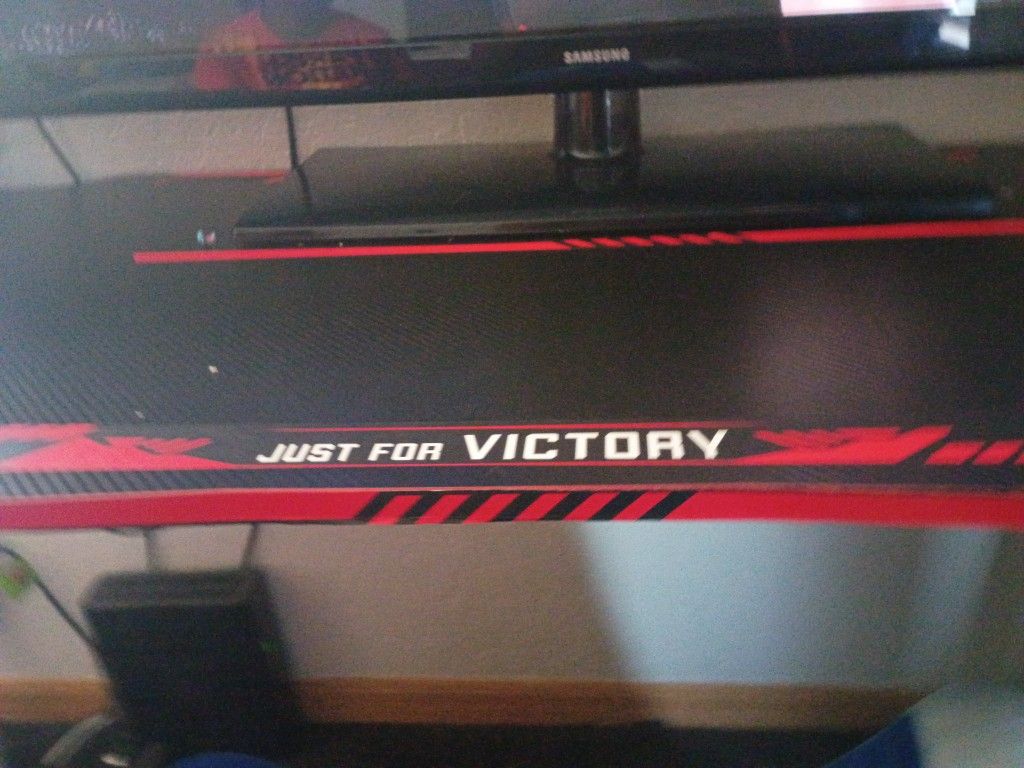 Finna Clean This Desk I'm Going For 500 Bcuz It Come With A Gaming Chair