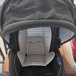 Like New Beautiful Graco Infant Carseat With Base 