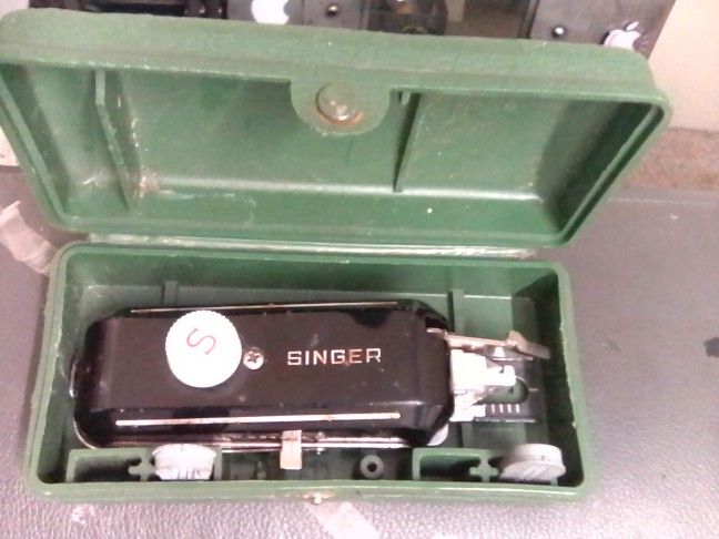 Singer 1950s Button Holler