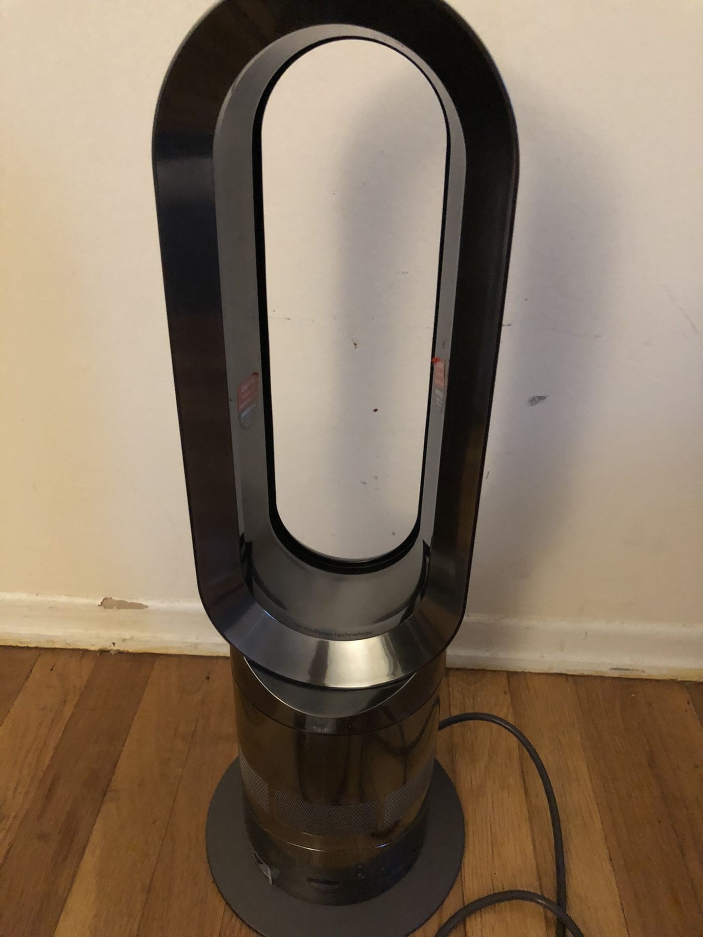 Dyson Hot+Cool Air Multiplier, Jet Focus Fan Heater Silver/grey- AM05   In very good condition , working perfect   Will ship in non-retail box.   Only