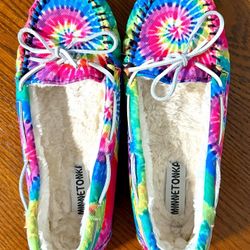 Minnetonka Womens Tie Dye fleece Moccasin Slipper- NEW