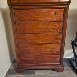 👍DRESSER AND 2 NIGHT STANDS👍