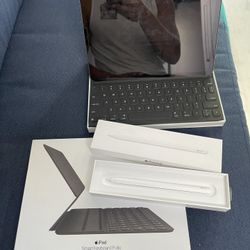 IPAD SMART KEYBOARD FOLIO + APPLE PENCIL 
