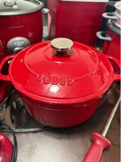 Lodge cast iron Dutch oven