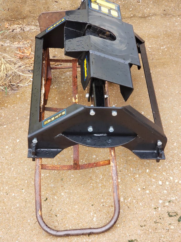 New hijacker doublepivot 5th wheel hitch used one time for Sale in