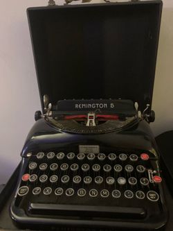 1930s-1940s Remington Traveling Typewriter with carrying case