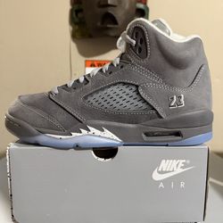 Gradeschool Jordan Retro 5 size 5.5y wolf grey