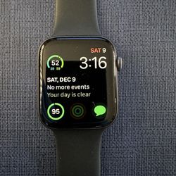 Apple Watch Series 5 - 44mm Aluminum 