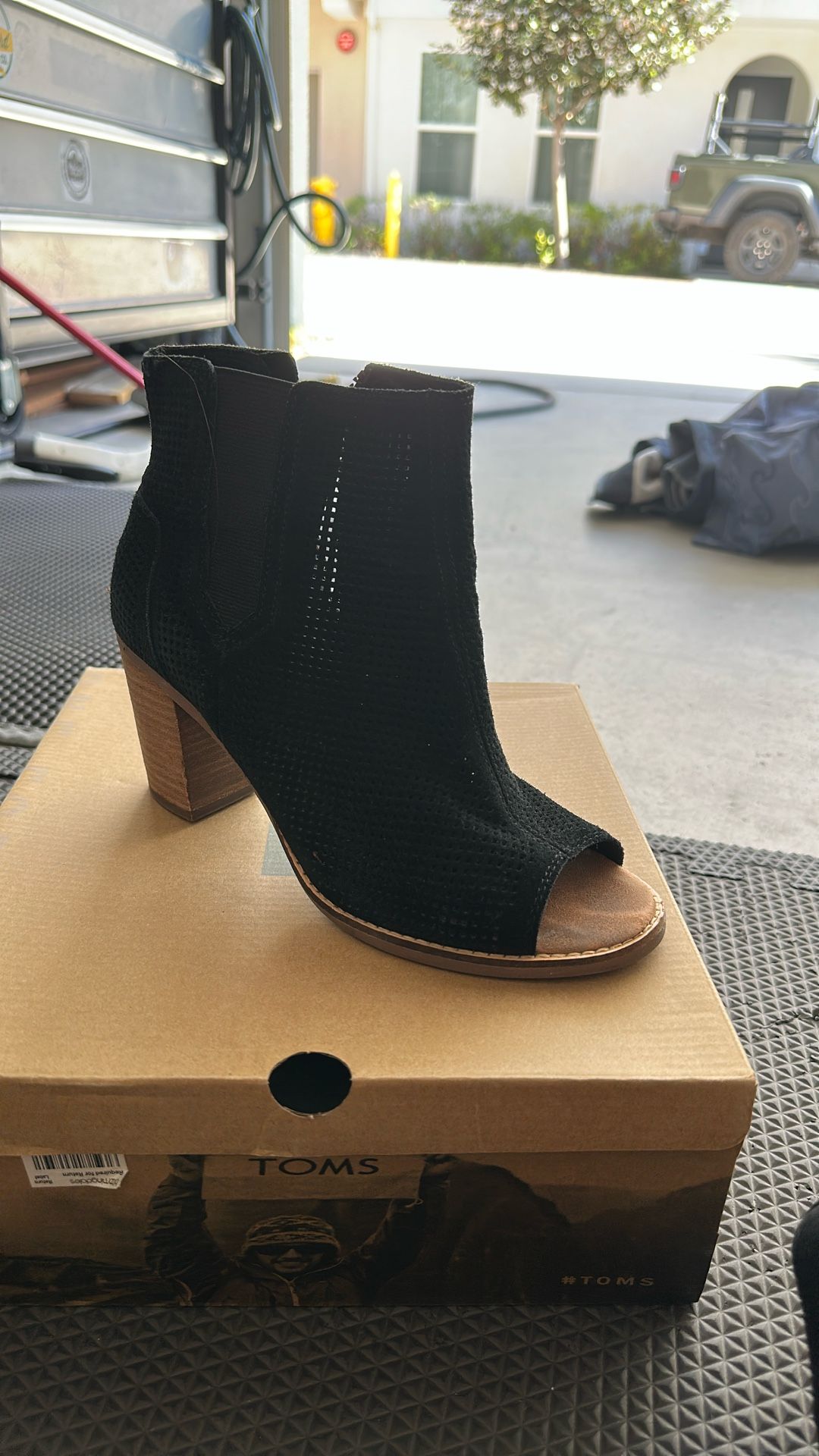 Women’s Tom’s Open Toe Shoes Size 8 1/2