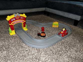 Disney Junior Mickey Mouse Firehouse Track Set