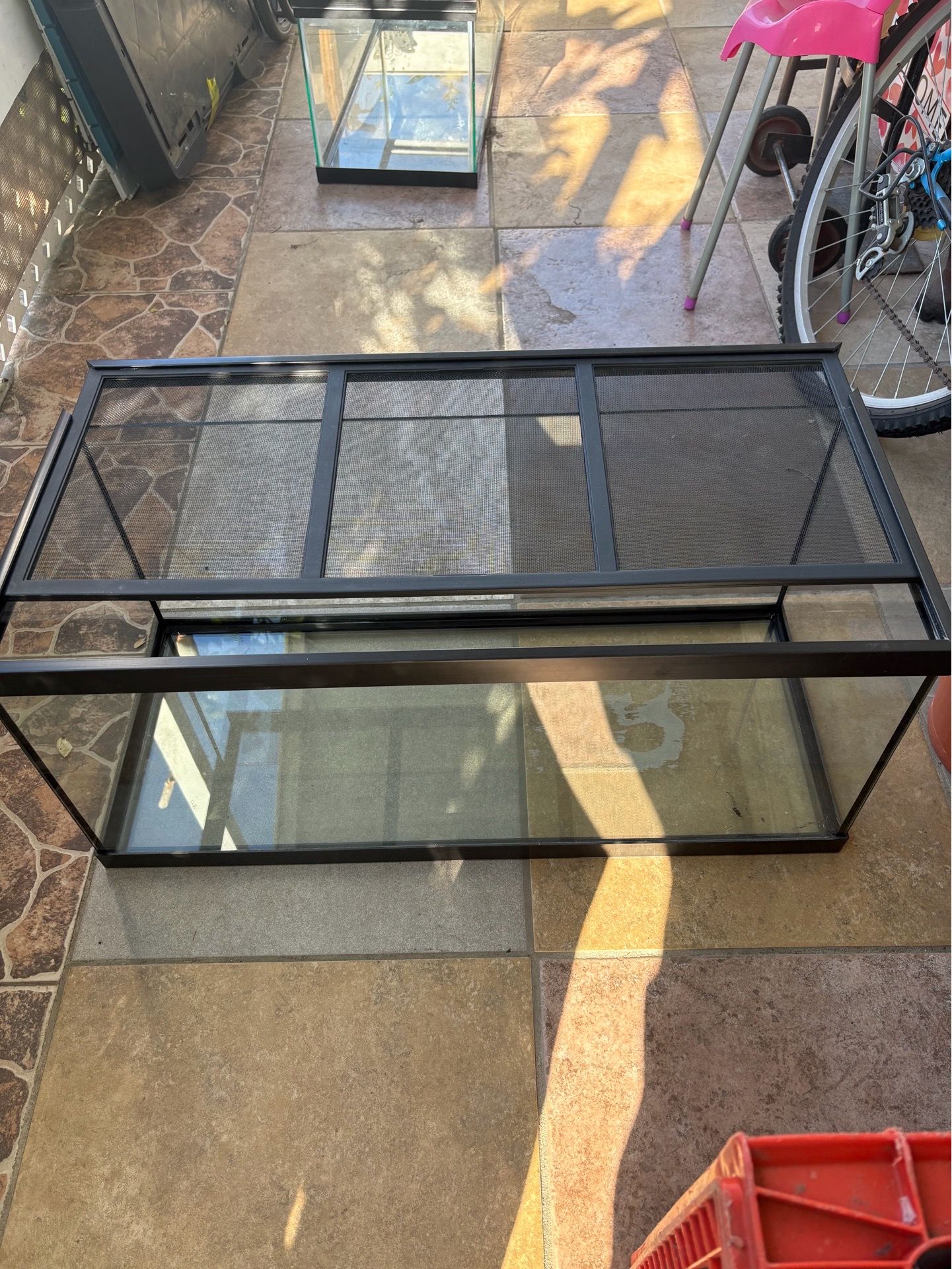 20 gallon with sliding screen lid and lock