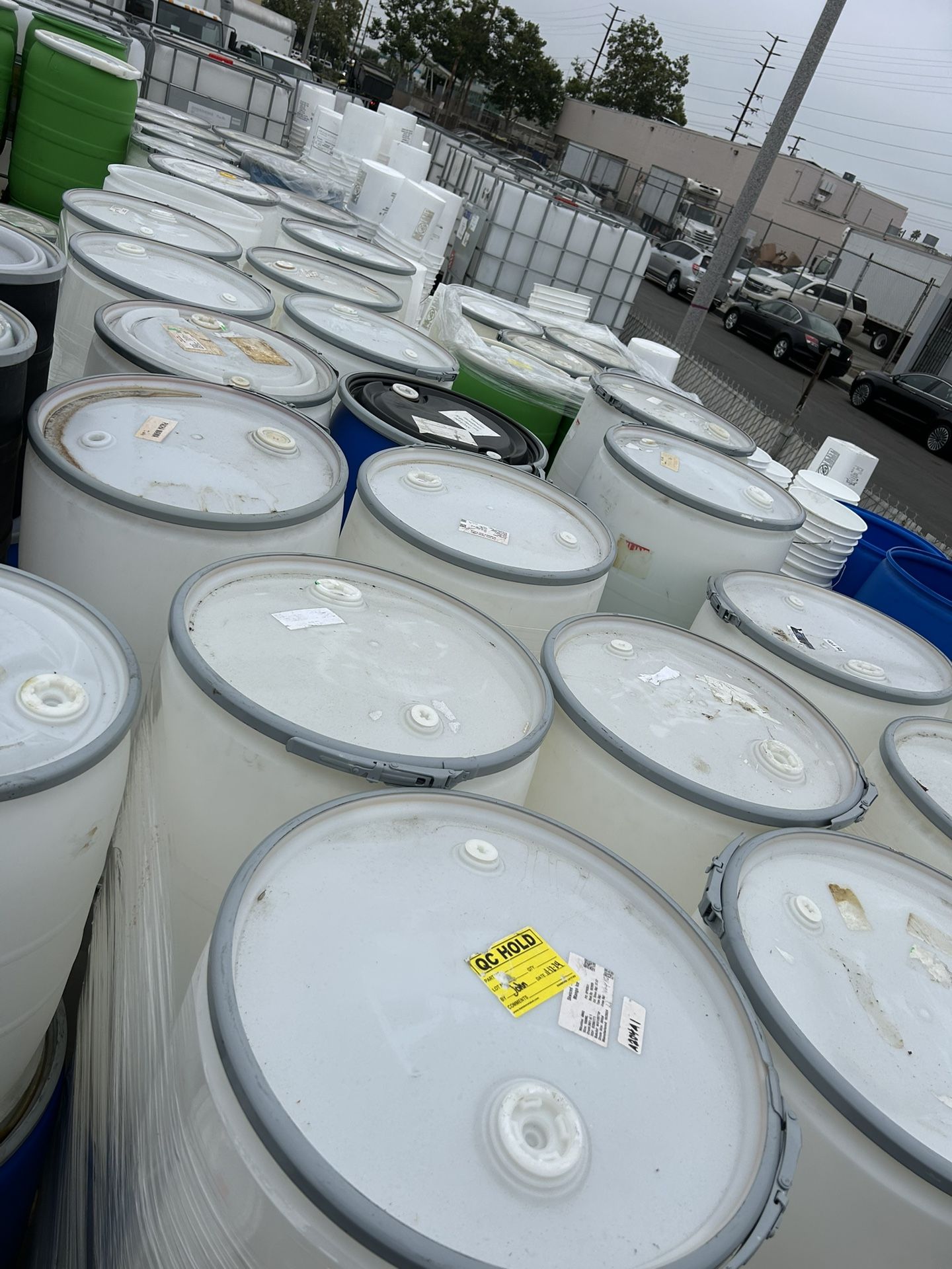 55 Gallons Plastic. Barrels W / Removable Lids