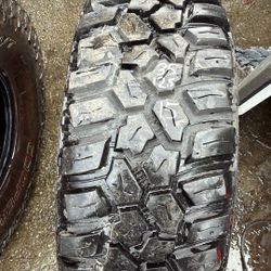 35x12.5R15 Cooper Tire