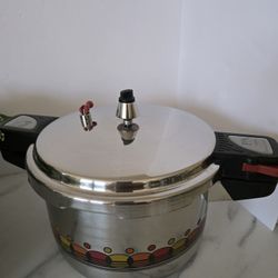 Pressure Cooker Stove Top 4.5 Liter/ Like New 