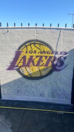 Lakers sign
