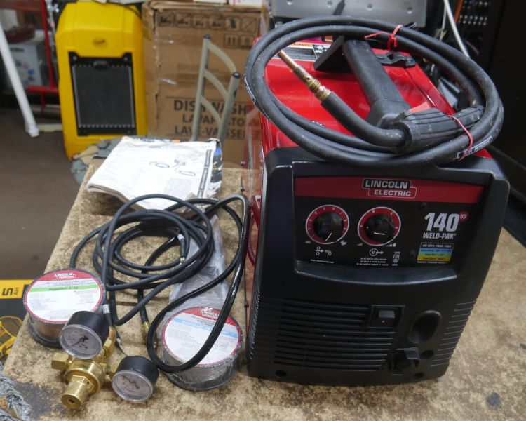 LINCOLN WELDER 140HD NEW OUT OF BOX COMPLETE 879353-1