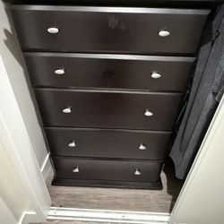 3 Set Dresser