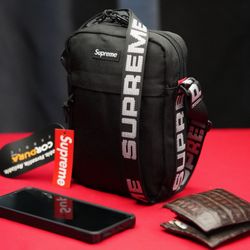 BLACK SUPREME SHOULDER BAG SS18
