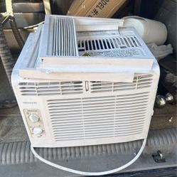 5000 BTU  FRIGIDAIRE WINDOW AC 110 V USED 