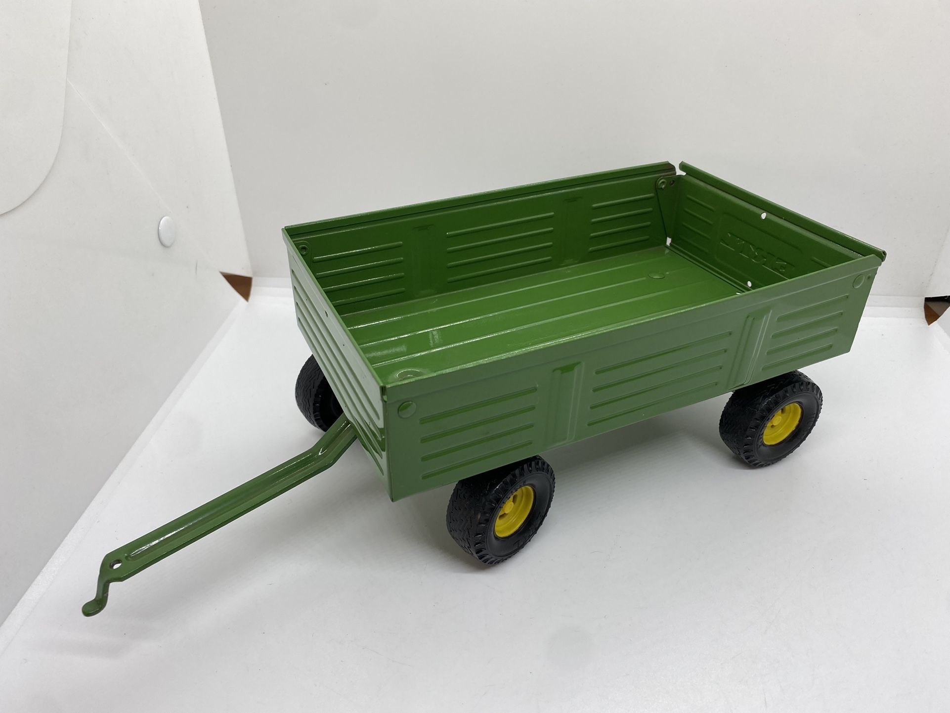 Vintage ERTL Green Pressed Steel Farm Hay Wagon Boarded Walls. Mo. 11L15-6 Tires