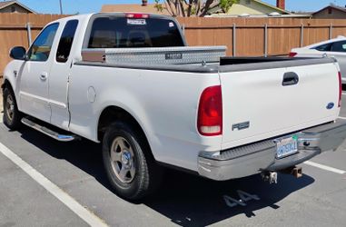 Ford F-150, white