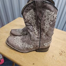 Kids cowboy boots size 1... feet should measure 7.25 inches or less to fit.