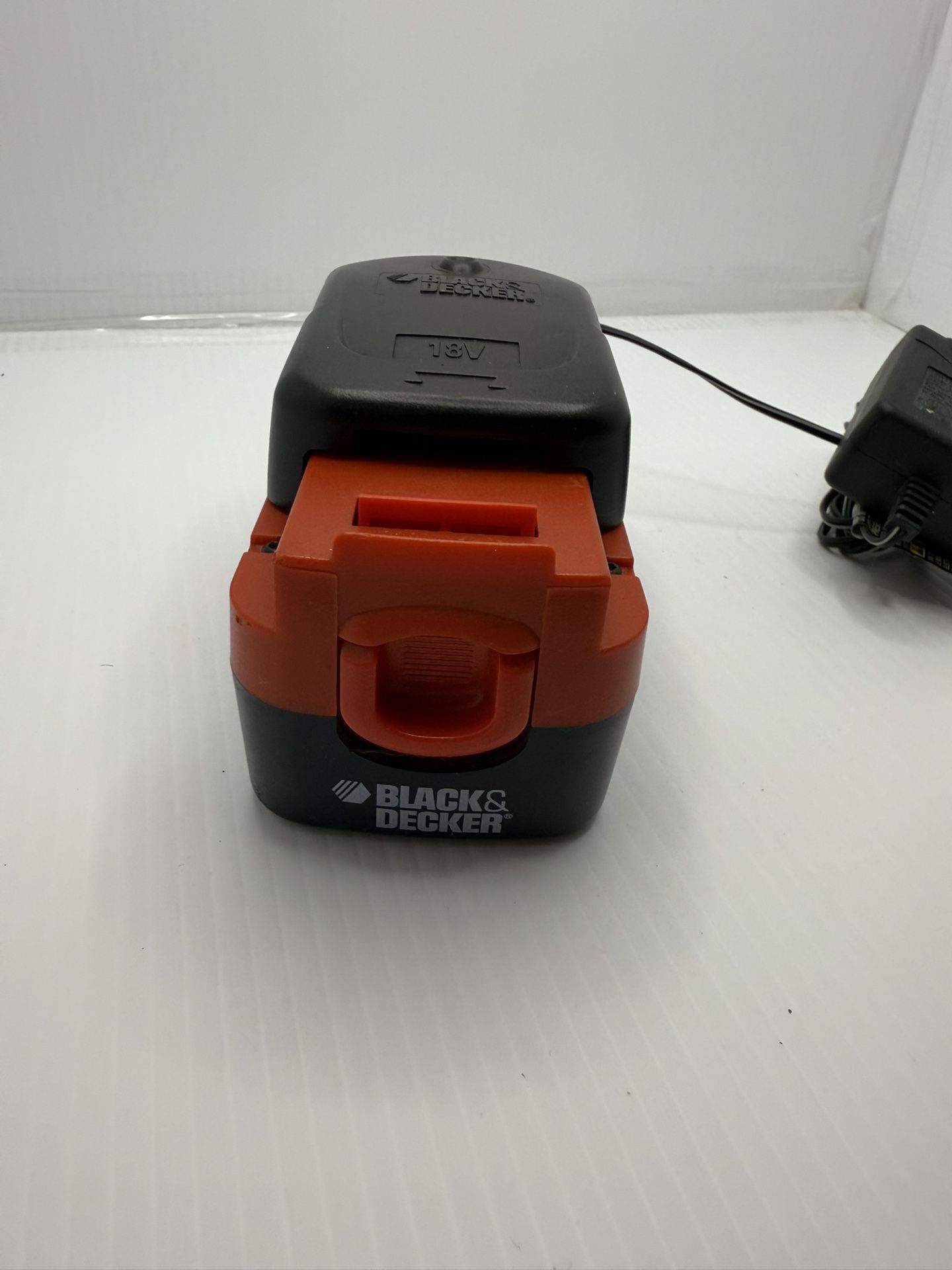 Genuine Black & Decker 18 Volt Single Source Batterie Charger