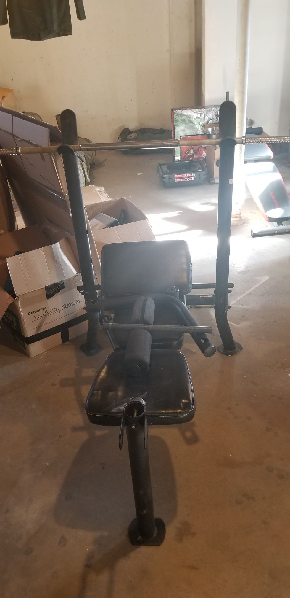 weight bench with bar