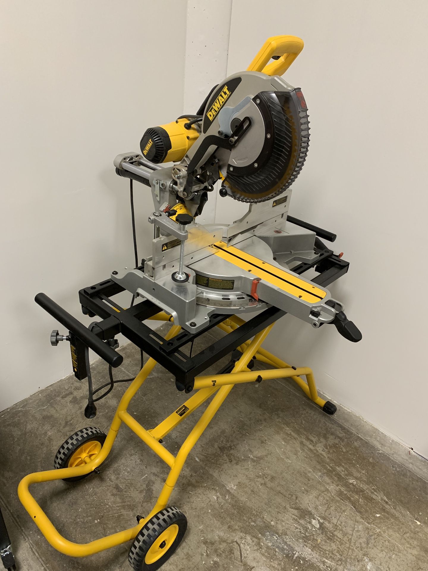 Dewalt DW780 12 Inch Sliding Compound Mitre Saw W/ Mobile stand