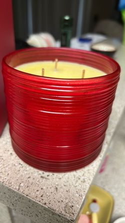 Christmas candl in box Bath Body works red & yellow 30$ pk up Everett Mall way