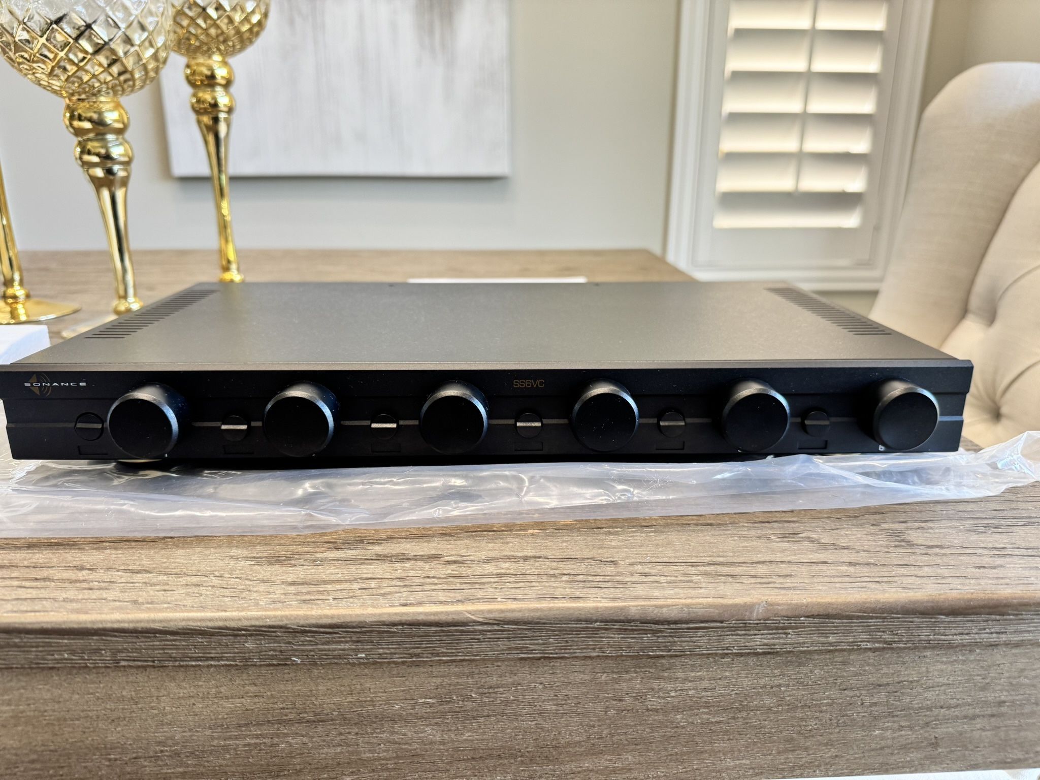 BRAND-NEW IN THE BOX SONANCE SS6VC Six Speaker Selector With Volume Control.