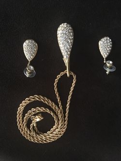 Beautiful Swarovski Crystal Neckless w/ matching Earrings