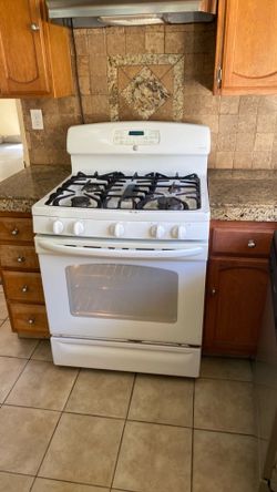 GE White Freestanding Gas Range