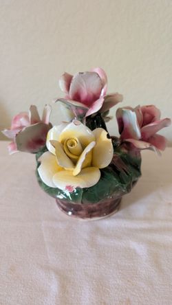 Capodimonte Porcelain Rose Bouquet Sculpture – Stamped Authentic, Brand New