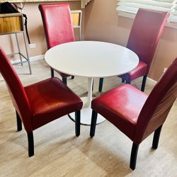 Modern White Pedestal Dining Table – Clean, Compact & Chic 