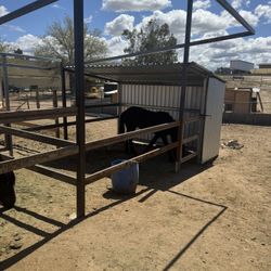 caballerizas de metal