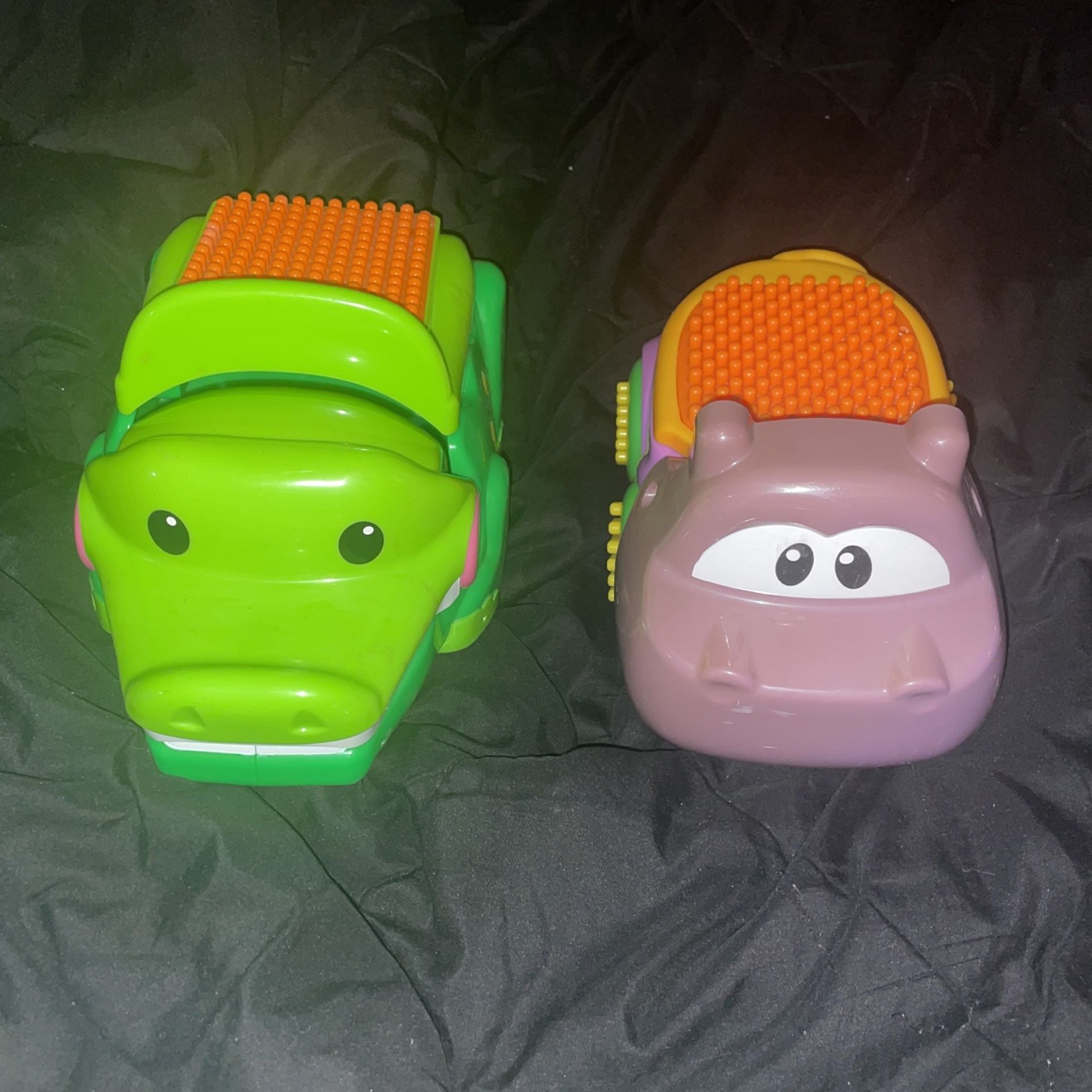 Stackable alligator and pig