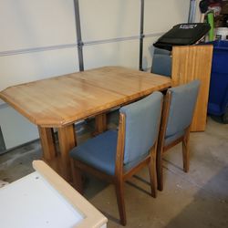 Nice Wood Dinning Table W/4 Cushion Chairs And Extra Table Leaf